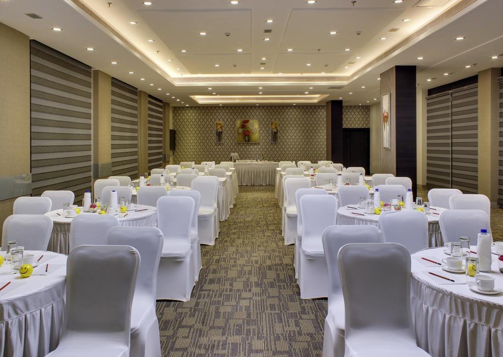 Hotel Suba Grand Dahej Buitenkant foto