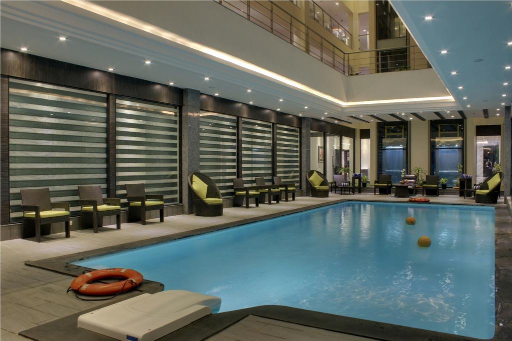 Hotel Suba Grand Dahej Buitenkant foto